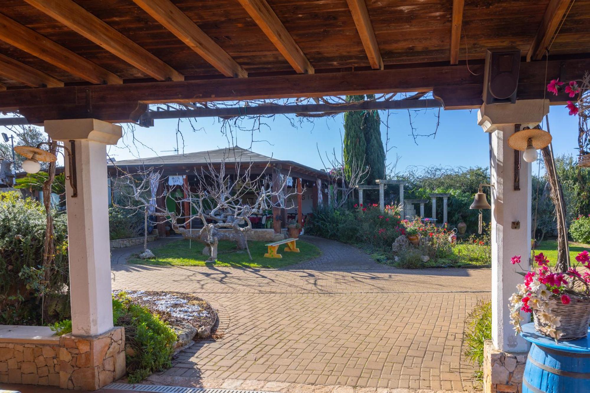 Aparthotel Vacanze Paradiso - Oasi Di Tranquillita Con Piscina E Giardino A 10 Min Dal Mare Neviano