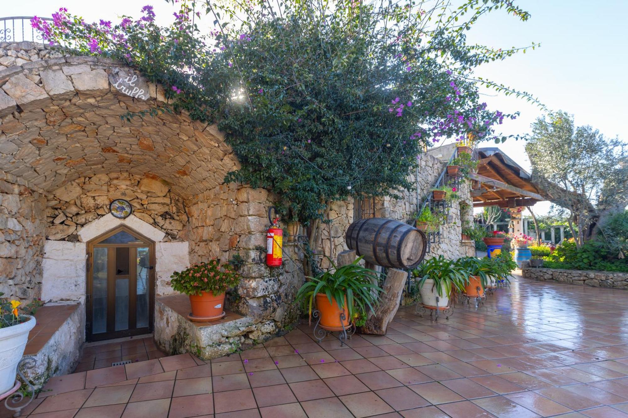 Vacanze Paradiso - Oasi Di Tranquillita Con Piscina E Giardino A 10 Min Dal Mare Aparthotel 3*