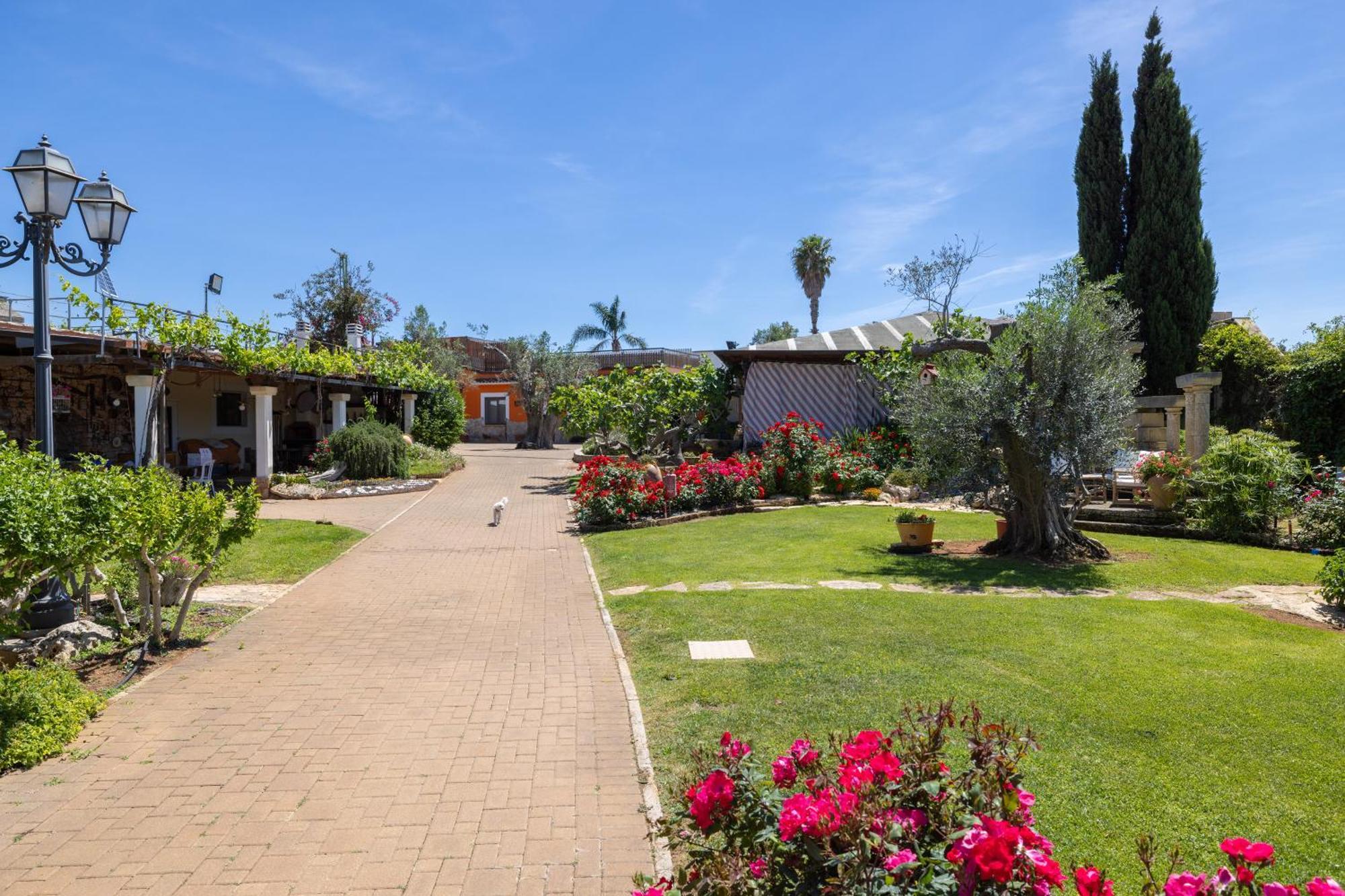 Vacanze Paradiso - Oasi Di Tranquillita Con Piscina E Giardino A 10 Min Dal Mare