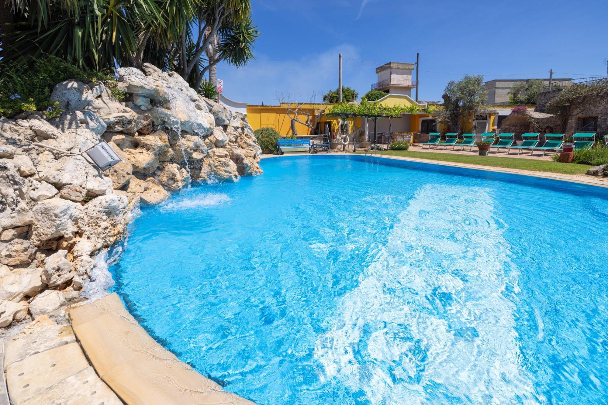 Aparthotel Vacanze Paradiso - Oasi Di Tranquillita Con Piscina E Giardino A 10 Min Dal Mare 3*