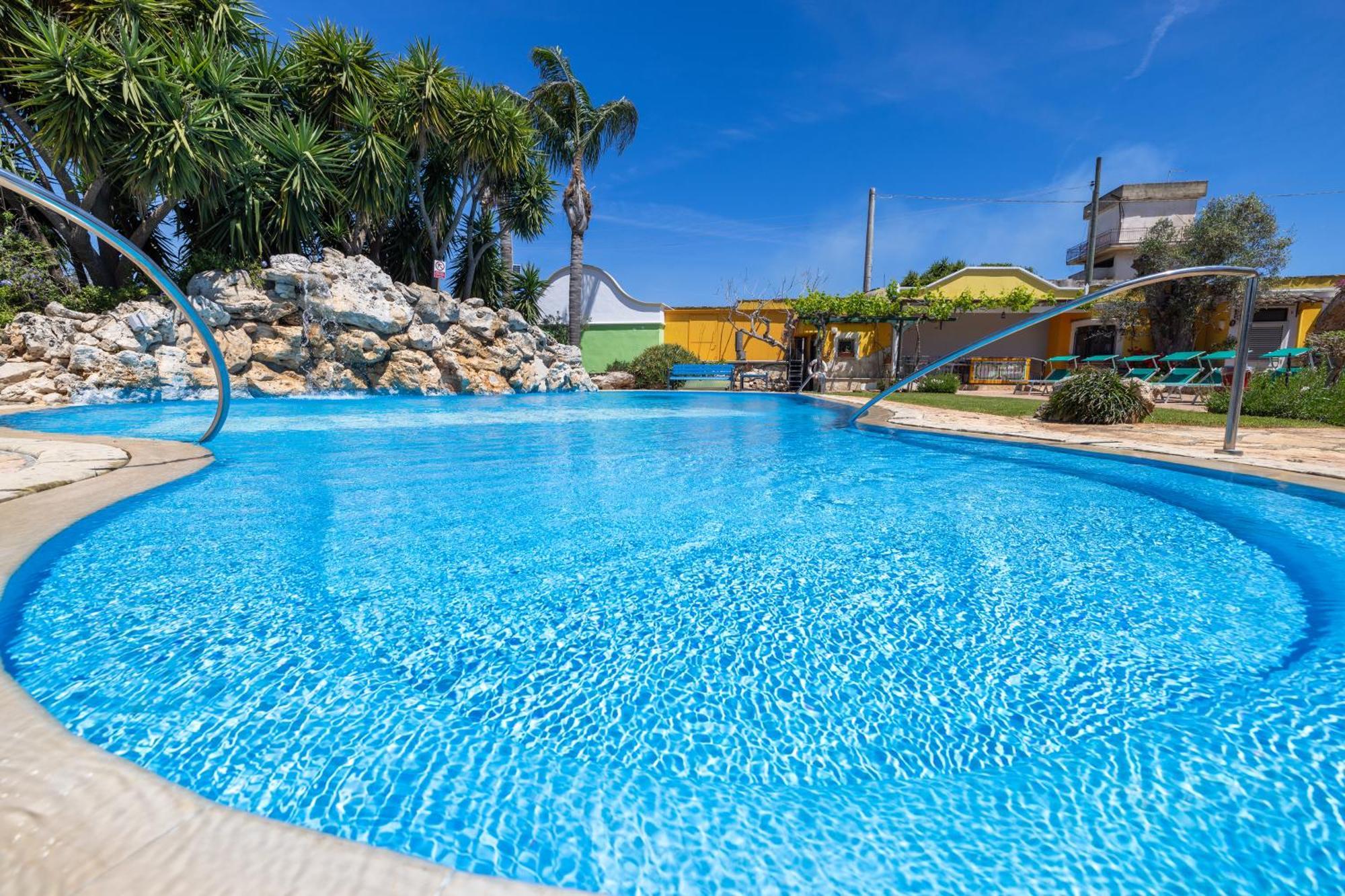 Aparthotel Vacanze Paradiso - Oasi Di Tranquillita Con Piscina E Giardino A 10 Min Dal Mare Neviano